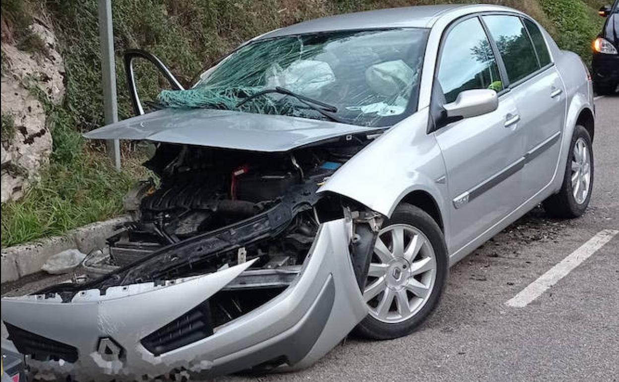 Accidente de tráfico en Asturias Dos heridos al salirse de la vía el coche en el que viajaban